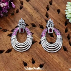 Elegantes pendientes de lujo de rodio blanco pulido, joyería de diseñador perfecta para ropa de fiesta de mujer y celebraciones especiales - Product Image 1