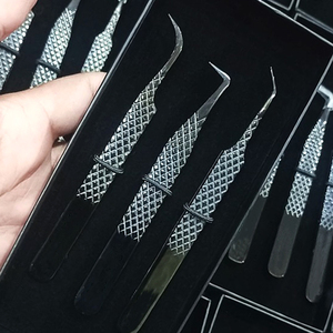 Pince à épiler d'extension de cils à poignée diamantée de précision en acier inoxydable plaqué à 90 degrés avec isolation Logo personnalisé - Product Image 5