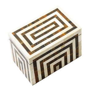 Venta al por mayor de lujo hecho a mano cuadrado MDF vitrina de almacenamiento personalizado resina joyero madera artesanía joyero - Product Image 1