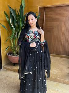 Robe Anarkali de créateur avec broderie lourde, tenue festive indienne, Diwali, fêtes de Holi, robe en viscose cousue, shalwar kameez haut de gamme - Product Image 3