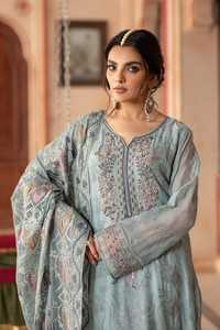 Costume de luxe pour femmes en mousseline de soie brodée, Salwar Kameez avec dupatta – Robe de soirée de créateur - Product Image 3