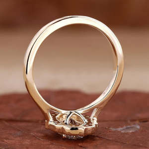 Anillo de compromiso solitario con diamante natural de corte redondo de 2.00 quilates en oro amarillo de 14 quilates estilo clásico - Product Image 2