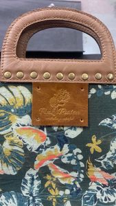 Étiquettes en cuir gaufré sur mesure adaptées aux sacs et aux bagages et peuvent être faites sur mesure dans vos tailles et avec votre logo - Product Image 2