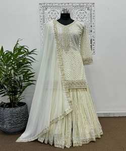 Atractivo vestido de seda para fiesta de Bollywood con intrincados bordados y detalles de volantes en nuestro moderno Bollywood - Product Image 5