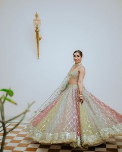 Tenue de soirée de créateur Lehenga Choli avec fil et séquence - Product Image 5