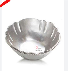 Bol de service de nourriture au design martelé de forme ronde finie en argent avec support doré - Product Image 5