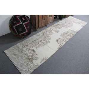 Alfombra Turca Vintage de 2.7x10.2 pies, Alfombra Blanca Gris con Estampado Animal - Product Image 1