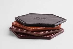 Posavasos de cuero rústico con detalles en relieve y acabado de calidad superior para usar en el hogar y la Oficina - Product Image 2