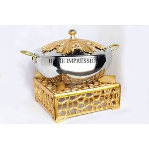 Plato de frotamiento de metal pulido brillante de color plateado Tapa Superior de Diseño de hojas chapadas en oro de alta calidad y soporte de base de metal con asas - Product Image 1