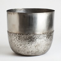 Jardinière silencieuse Aura argentée avec texture forgée à la main et bord lisse conçue pour les espaces minimalistes ou le style de balcon paisible