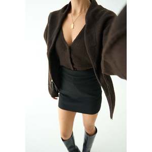 เสื้อคาร์ดิแกนสีน้ำตาลเข้มพร้อมผ้าพันคอในตัว - Product Image 4