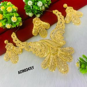 Collier tendance en laiton plaqué or avec chaîne en boîte et motif floral pour les fêtes et les mariages - Product Image 4