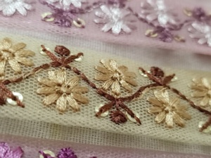 Rubans et lacets brodés à la machine sur mesure dans divers designs et couleurs pour robes de mariée en 4 couleurs en option - Product Image 5