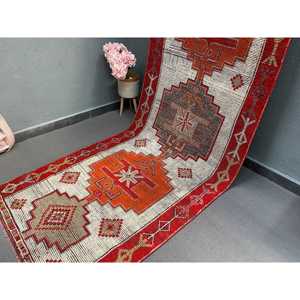 Tapis vintage Herki 3,5 x 10,6 pieds, tapis turc rouge à motifs floraux en laine - Product Image 4