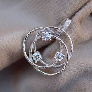 Pendentif Moissanite en argent sterling 925 de créateur pour femmes bijoux de voyage avec pendentifs et breloques à boucle ronde - Product Image 4