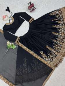 Vêtements de mariage d'hiver de créateur Lehenga Choli avec fil et séquence pour les occasions de fête - Product Image 3
