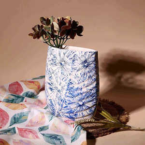 Vase en céramique artisanal à motif de feuilles bleues texturées, design moderne, 14x18cm, pour décoration de table - Product Image 4
