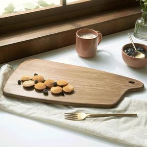 Tabla de cortar de madera moderna con artesanía artesanal y uso multiusos para simplificar la preparación de comidas y cocinar - Product Image 1