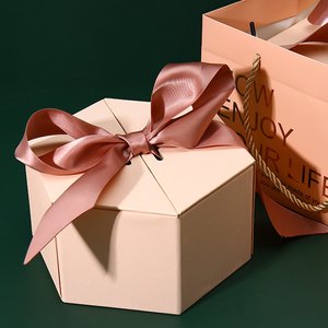 TH CB-236 Boîte cadeau de luxe personnalisée Conception d'arc en forme d'hexagone Feuille de carton ondulé UV Fêtes d'anniversaire OEM disponible - Product Image 1