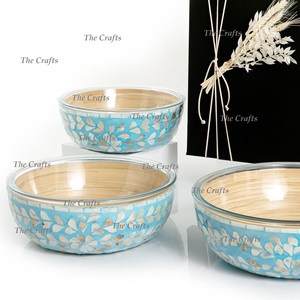 Ensemble de trois bols de service ronds en bois et en verre, décoratifs, avec travail artisanal, à prix abordable - Product Image 5