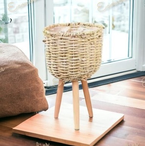 Cesta moderna, maceta, maceta decorativa hecha a mano, maceta de mimbre para interiores y exteriores, pantalla de plantas de ratán, patas de soporte de madera - Product Image 2