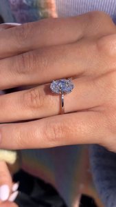 Anillo de compromiso de diamante de corte ovalado cultivado en laboratorio, oro macizo de 14kt, certificado IGI, lujoso anillo de regalo con ajuste de Halo y pavé para mujer - Product Image 3