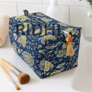 Bolsa de Compras y Viaje Acolchada Azul Oscuro y Amarilla, Ecológica, Estilo Vintage, con Cierre, para Cosméticos y Maquillaje, con Estampado a Mano - Product Image 6