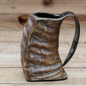 Mug en corne bicolore avec une section supérieure sculptée et une base lisse. Disponible à prix de gros. - Product Image 3