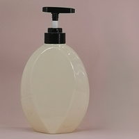 Vente en gros Bouteilles à presser plates en PET de 500ml personnalisées pour shampooing Gel douche Lotion Savon pour les mains Bouteilles en plastique emballage avec bouchon de pompe