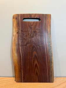 Tabla de Cortar Moderna de Madera de Nogal de 20 por 12 Pulgadas, Tabla de Madera de Nogal Maciza con Mango Integrado para Cortar, Servir y Uso en la Cocina - Product Image 2