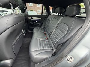 รถ SUV หรูมือสอง ปี 2021 รุ่น GLC 300 สีเทา 245 แรงม้า เกียร์อัตโนมัติ ขับเคลื่อน 4 ล้อ สำหรับขับขี่ออฟโรด เครื่องยนต์ดีเซล 1,950 ซีซี ไฟ LED - Product Image 3