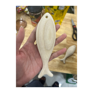 Producto de pescado de madera hecho a mano por artesanos locales adecuado para exhibir en espacios de decoración marina o interiores de casas boutique - Product Image 5