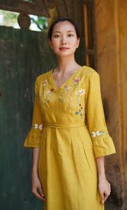 MILA Robe en lin brodée à la main Style fleurs sauvages pour les invités de mariage avec un design à col en V A-Line - Product Image 6