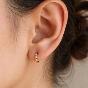 ต่างหูแบบห่วงชุบโรเดียมทอง 14k ประดับเพชรทรงปรินเซสคัทและมุก - Product Image 2