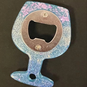 Hermoso abrebotellas de resina Premium con diseño clásico perfecto para mejorar las necesidades estéticas y funcionales de la cocina de la barra - Product Image 1