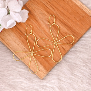 Pendientes Largos de Latón Chapado en Oro con Diseño Floral para Mujer, Regalo Elegante para Bodas, Compromisos y Aniversarios - Product Image 5