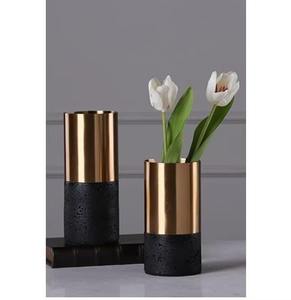 Vase moderne en métal noir et or pour décoration de maison élégante pièce maîtresse élégante et présentoir d'arrangement floral contemporain - Product Image 1