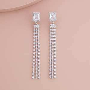 Modernos Pendientes de Aro y Colgantes 183572 con Diseño Chic de Borlas y Flores, con Acentos de Perlas y Diamantes para Fiestas, Hechos de Aleación de Zinc - Product Image 2