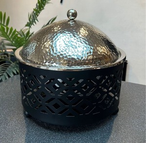 Casserole de Buffet Cutwork noir et or Couvercle de dôme en relief floral antique Réchauffeur de nourriture de luxe fabriqué à la main pour les mariages et la restauration - Product Image 2