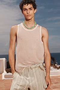 La camiseta sin mangas deportiva para hombre hecha con tela que absorbe el sudor ofrece una comodidad fresca perfecta para entrenamiento físico o viajes - Product Image 4