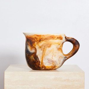 Pichet en résine durable fait à la main, moderne, léger, élégant, idéal pour servir des boissons à la maison ou lors d'événements en plein air - Product Image 5