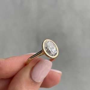 Anillo de Compromiso con Diamante de Laboratorio Certificado por IGI de 2.50 ct, Color D-E-F, Claridad VVSVS, Forma Ovalada, Disponible en Oro o Platino - Product Image 6