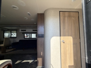 Gran Ahorro: Remolque de Viaje Moderno y Ligero de Aluminio Palominoo SolAire Ultra Lite de 35 pies para 4/5 Personas, Usado, Modelos 2016-2018, Disponible - Product Image 3