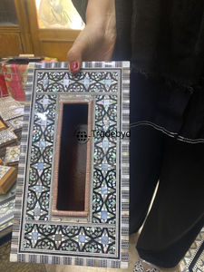 Porta Caja de Pañuelos de Lujo Hecho a Mano con Incrustaciones de Madera y Diseño Floral Grabado para Decoración de Mesa y Estilo Interior Tradebyd - Product Image 4