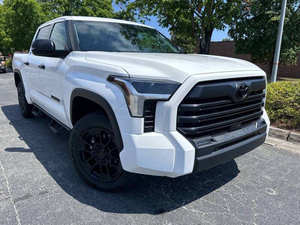 2023 para Tundra 4x4 SR5 4 puertas CrewMax Cab Pickup SB Asientos de cuero izquierdos Techo solar Bluetooth Control de clima automático Usado - Product Image 6