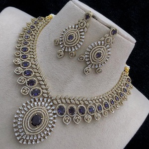 Ensemble collier et boucles d'oreilles tendance de qualité supérieure en laiton plaqué or avec pierres CZ, classique, pour femmes, pour les occasions spéciales comme les mariages. - Product Image 5