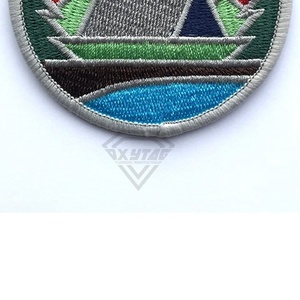 Parches de chenilla bordados a mano con flores personalizadas de alta calidad en MOQ bajo Suministro directo de fábrica Insignias de parche cosido - Product Image 5