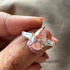 Bague de fiançailles en diamant de laboratoire de couleur rose taille poire avec trois pierres baguette, bague de mariage en or 14 carats à bas prix - Product Image 4