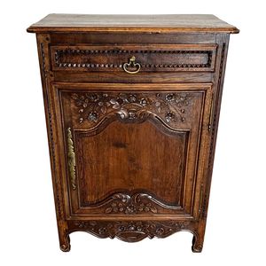 โต๊ะไม้มะฮอกกานีสไตล์ฝรั่งเศสแกะสลักด้วยมือที่สวยงาม | ตู้ข้างเตียงช่างฝีมือมีดีไซน์ดอกไม้หรูหราและลิ้นชักเดียวสำหรับ L - Product Image 1