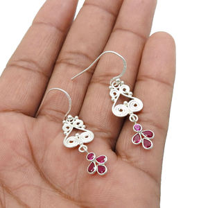 Pendientes clásicos de aspecto elegante de Zirconia cúbica rubí de Plata de Ley 925 para ella, fabricante de joyas de diseño personalizado, exportador indio - Product Image 4